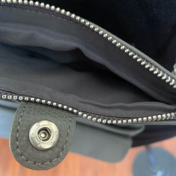 SUPER GREY FAUX LEATHER CROSSBODY WITH LOTS OF COMPARTMENTS. - Picture 6 of 11